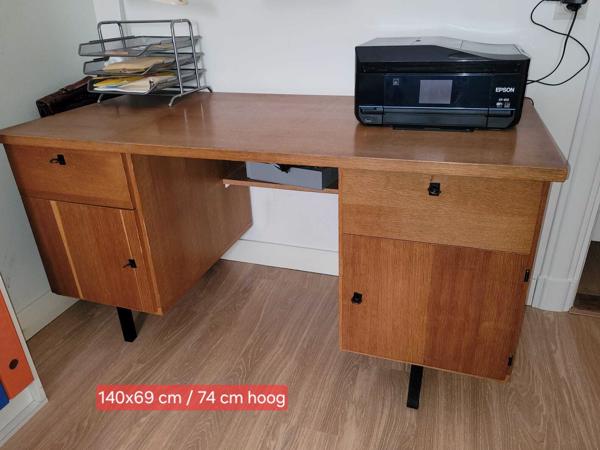 2 houten bureaus