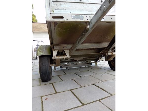 Nette Gesloten aanhanger, heeft wat aandacht nodig voor meer