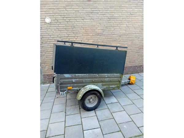 Nette Gesloten aanhanger, heeft wat aandacht nodig voor meer