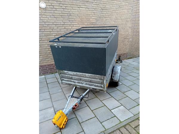 Nette Gesloten aanhanger, heeft wat aandacht nodig voor meer