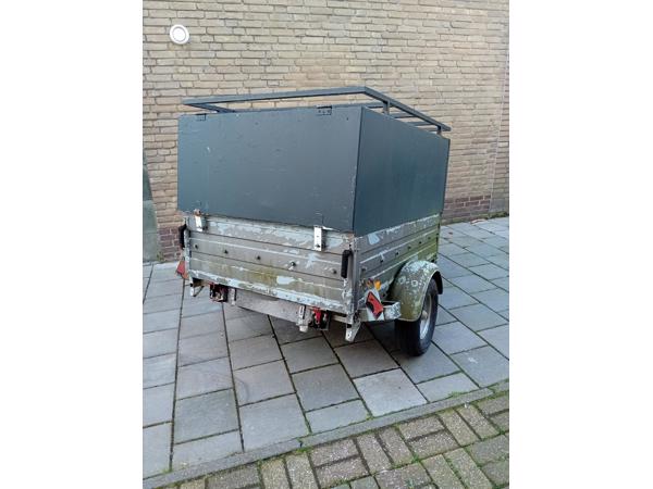 Nette Gesloten aanhanger, heeft wat aandacht nodig voor meer