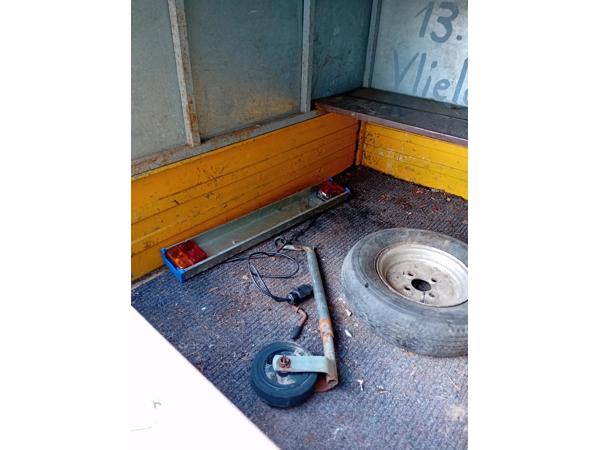 Nette Gesloten aanhanger, heeft wat aandacht nodig voor meer