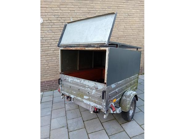 Nette Gesloten aanhanger, heeft wat aandacht nodig voor meer
