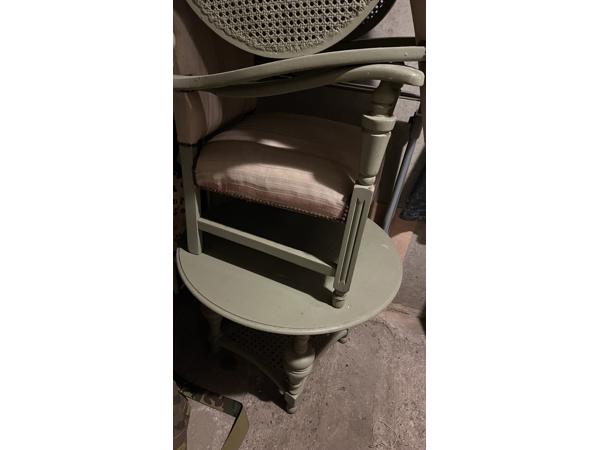 2 vintage stoeltjes en een ronde tafel