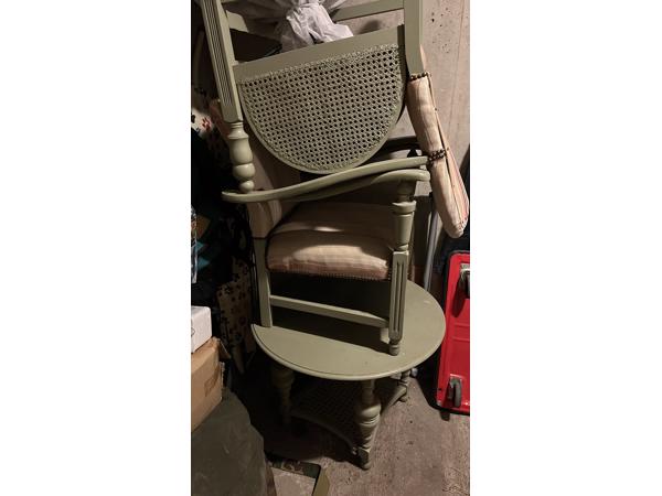 2 vintage stoeltjes en een ronde tafel