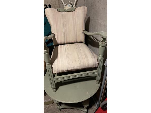 2 vintage stoeltjes en een ronde tafel