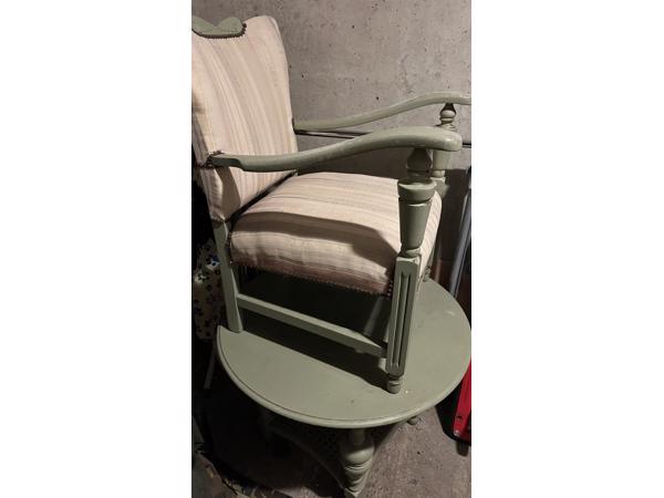 2 vintage stoeltjes en een ronde tafel