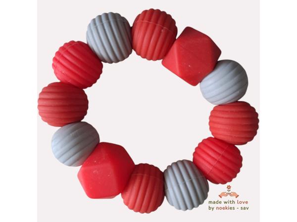 Noekies Handgemaakte Bijtring rood grijs - Nieuw!