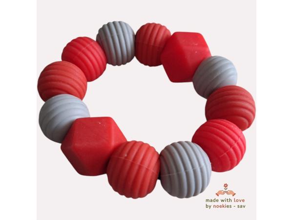Noekies Handgemaakte Bijtring rood grijs - Nieuw!