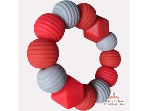 Noekies Handgemaakte Bijtring rood grijs - Nieuw!