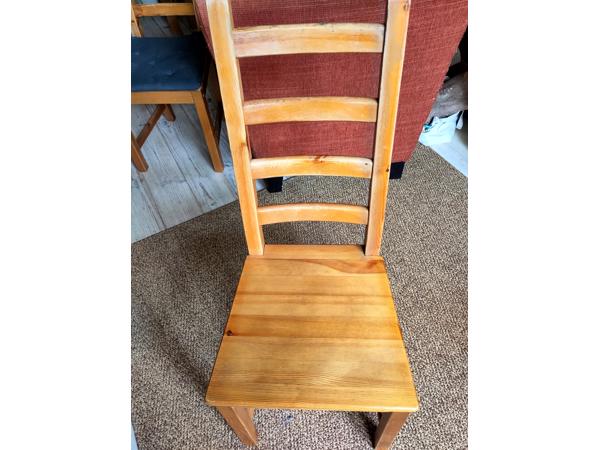 Zes Nordik eetkamerstoelen van massief grenen hout