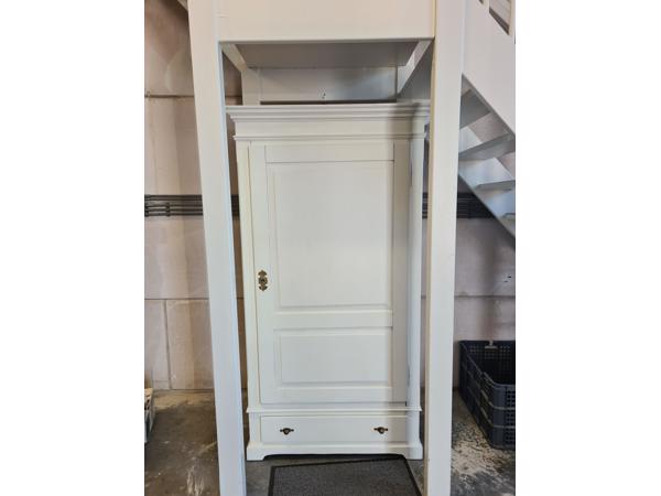 Keuken met apparatuur en opbergkast en prullebak