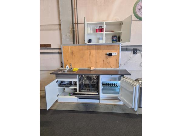 Keuken met apparatuur en opbergkast en prullebak