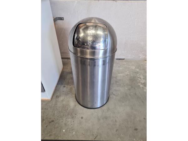 Keuken met apparatuur en opbergkast en prullebak