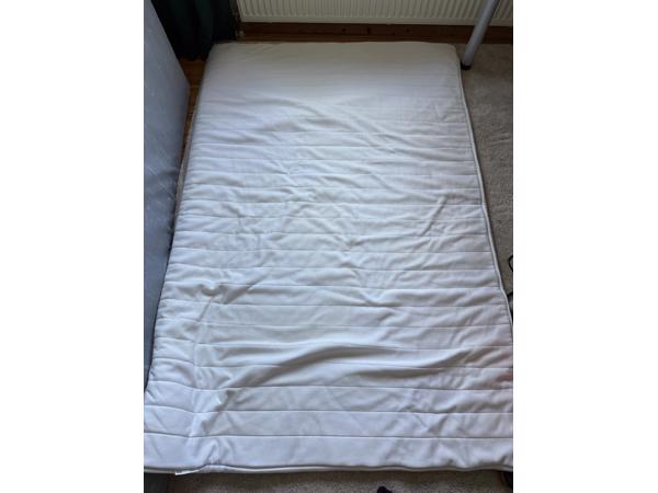 Matras en topper 140x200 (IKEA)