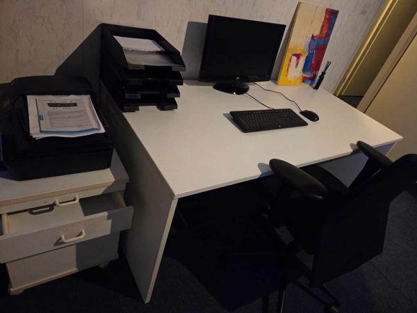 Bureautafel,  stoel en ladekast