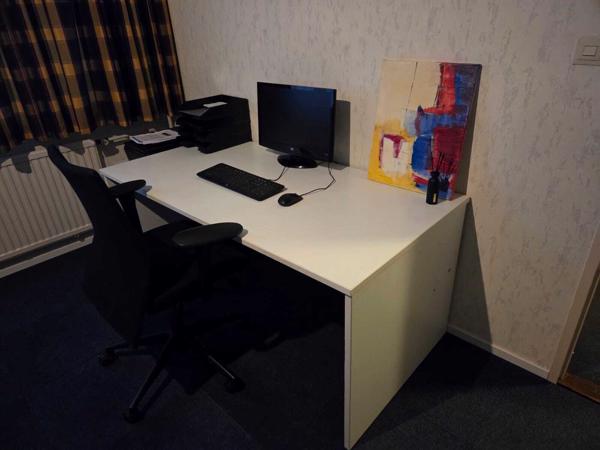 Bureautafel,  stoel en ladekast