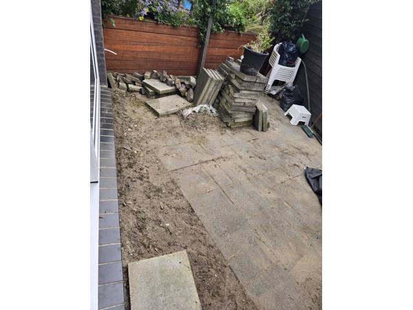 Gratis af te halen: 25m2 betonnen terrastegels wildverband