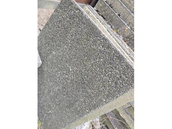 Gratis af te halen: 25m2 betonnen terrastegels wildverband