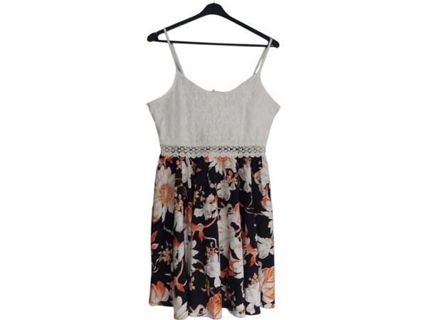 Jurkje zwart met wit kant L 40/42