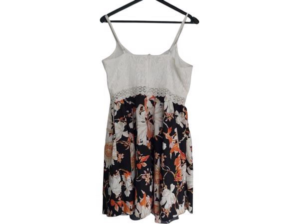 Jurkje zwart met wit kant L 40/42