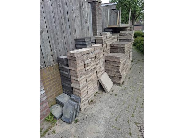 Tegels: gratis af te halen min. 50m2 + 20m2