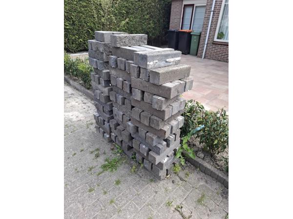 Tegels: gratis af te halen min. 50m2 + 20m2