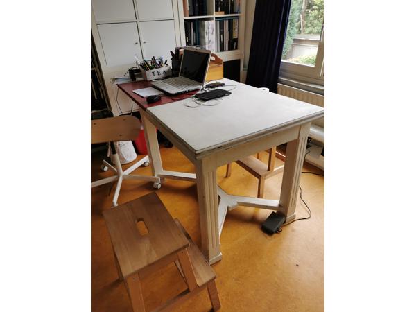 Tafel gebruikt als bureau