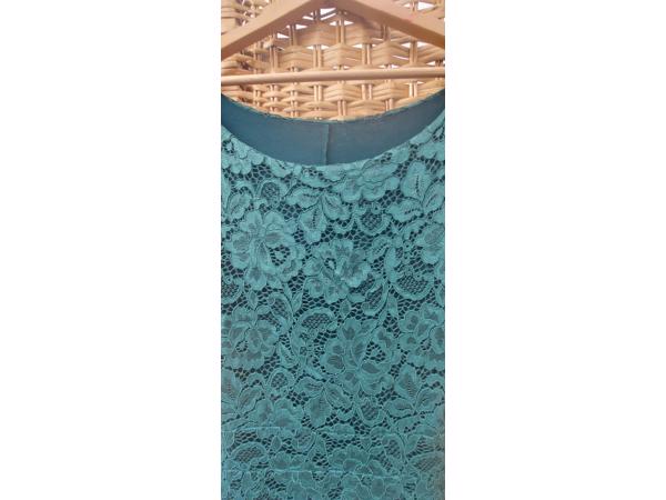 Groen kanten jurkje, maat 40