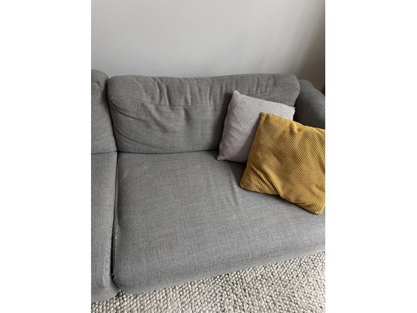 Grijze bank van het merk Woood