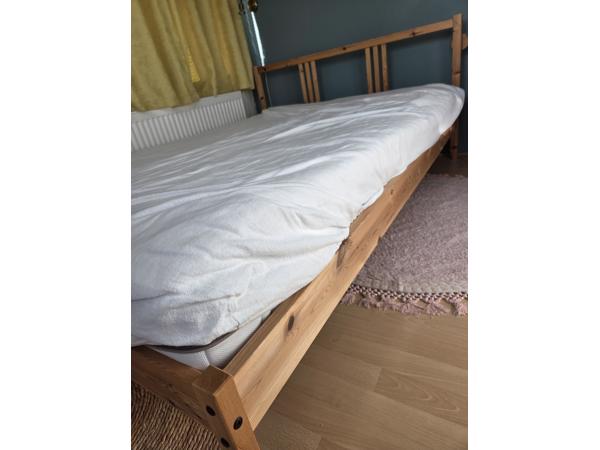 Houten bed met matras en topper