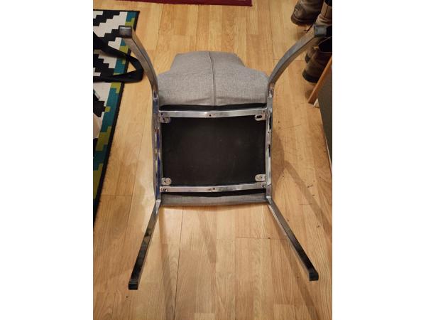 Lichtgrijze (eettafel)stoelen