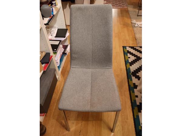 Lichtgrijze (eettafel)stoelen