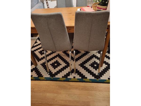 Lichtgrijze (eettafel)stoelen