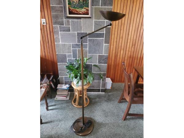 Mooie dimbare elegante koperen Relco Milano staande lamp.