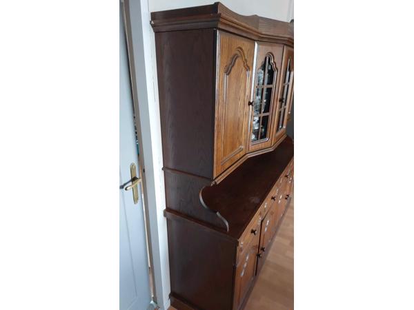 Kasten, een bed en een bank