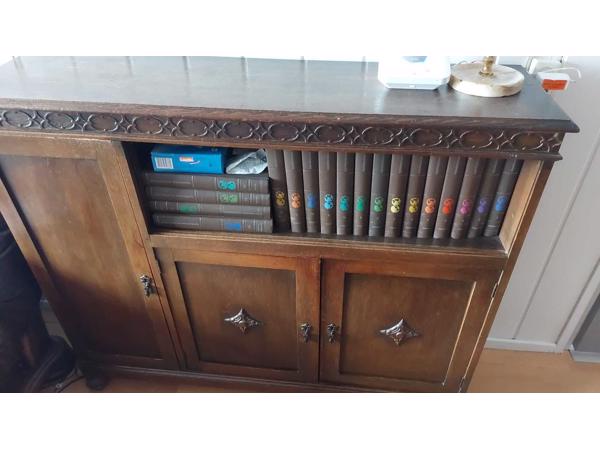 Kasten, een bed en een bank