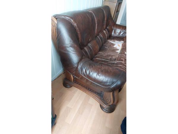 Kasten, een bed en een bank