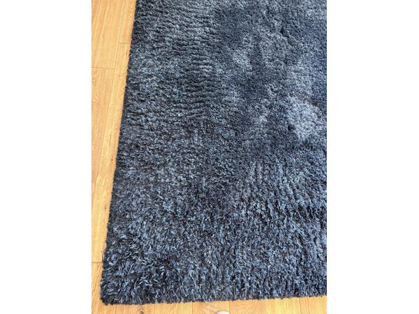 Groter donkerblauw groot vloerkleed