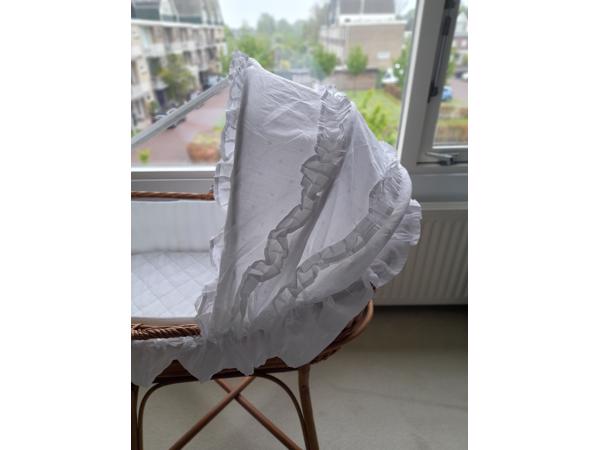 Oud wiegje met matras