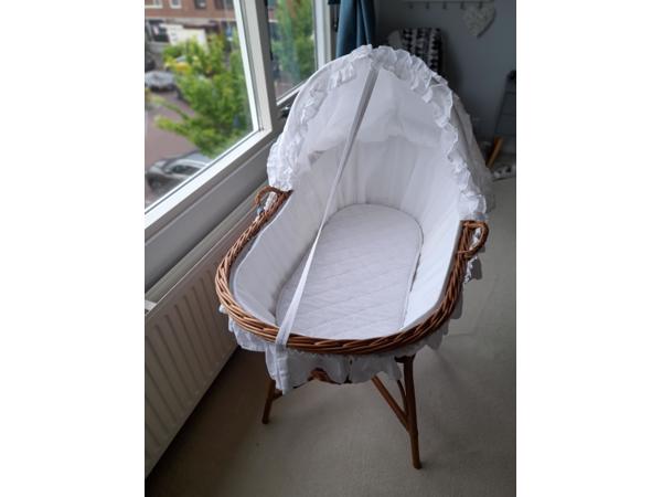 Oud wiegje met matras