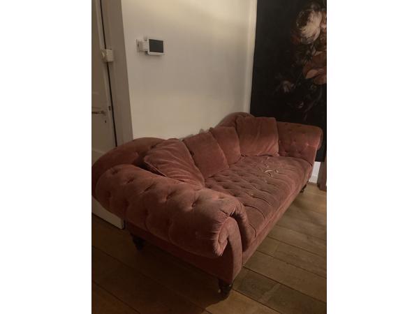 rood fluwelen chesterfield driezitsbank