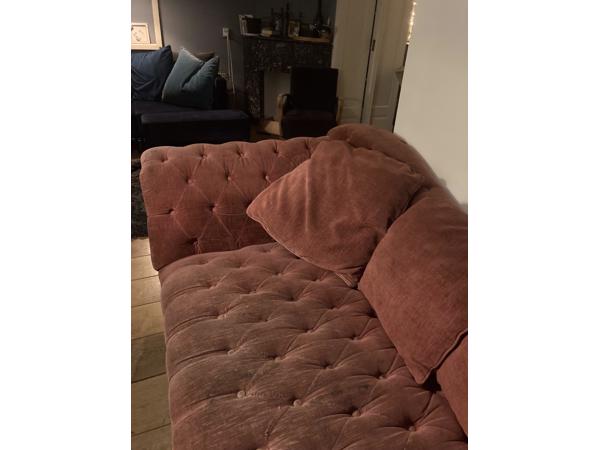 rood fluwelen chesterfield driezitsbank