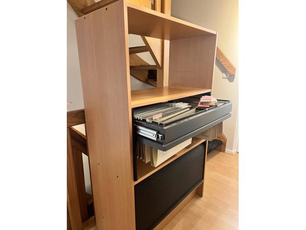 Houten boekenkast met archieflade en roldeur