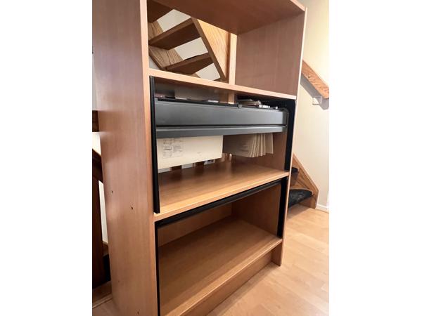 Houten boekenkast met archieflade en roldeur