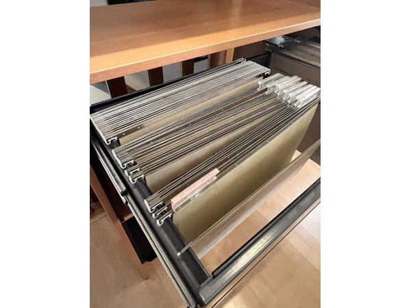 Houten boekenkast met archieflade en roldeur