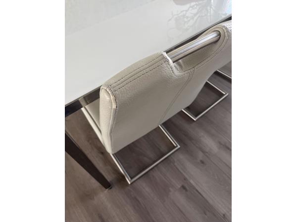 Tafel met 6 stoelen