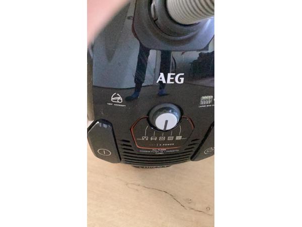 AEG stofzuiger - 2 jaar oud - moet gerepareerd