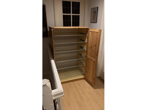 Mooie ruime houten Ikea opberger kast met deuren en lades