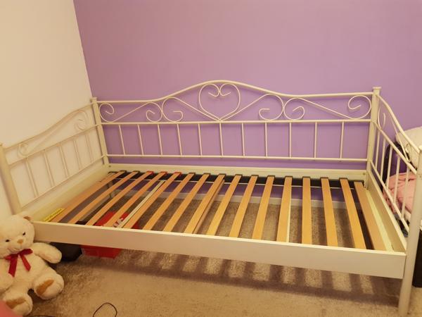 Leuke stalen meisjes bed met stevige lattenbodem